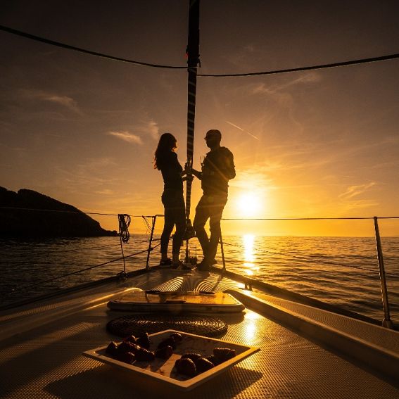APERITIVO A BORDO AL TRAMONTO