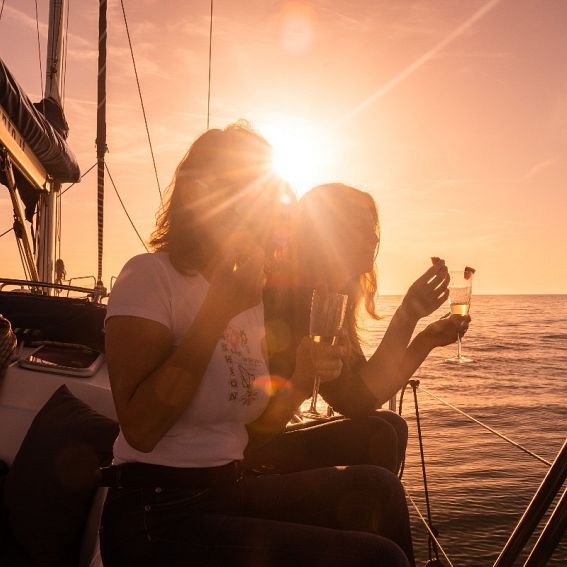 APERITIVO A BORDO AL TRAMONTO