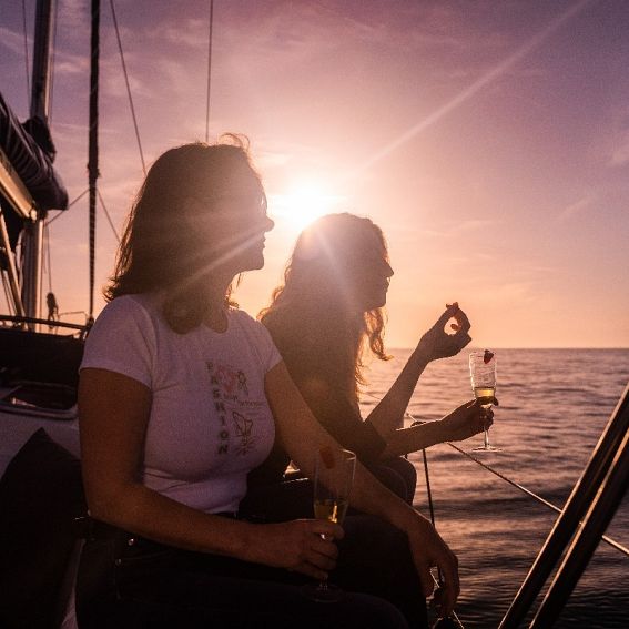 APERITIVO A BORDO AL TRAMONTO