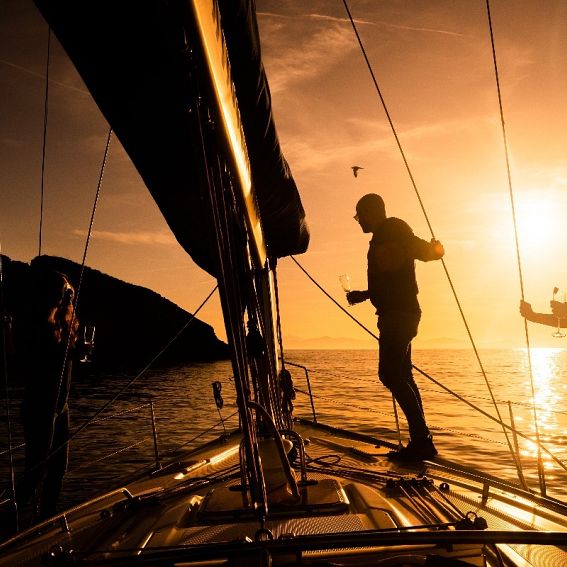 APERITIVO A BORDO AL TRAMONTO